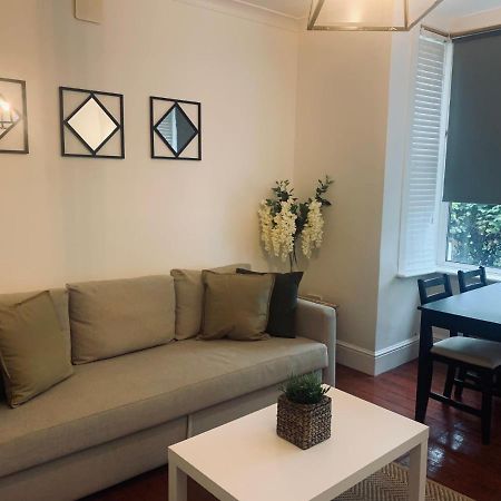 Unique 2 Bedroom Apartment In London/ Excel / Olympic City Close To Central Line Tube Station With Gated Parking Space Eksteriør billede