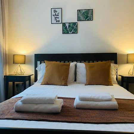Unique 2 Bedroom Apartment In London/ Excel / Olympic City Close To Central Line Tube Station With Gated Parking Space Eksteriør billede