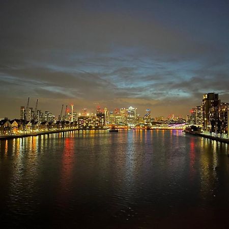 Unique 2 Bedroom Apartment In London/ Excel / Olympic City Close To Central Line Tube Station With Gated Parking Space Eksteriør billede