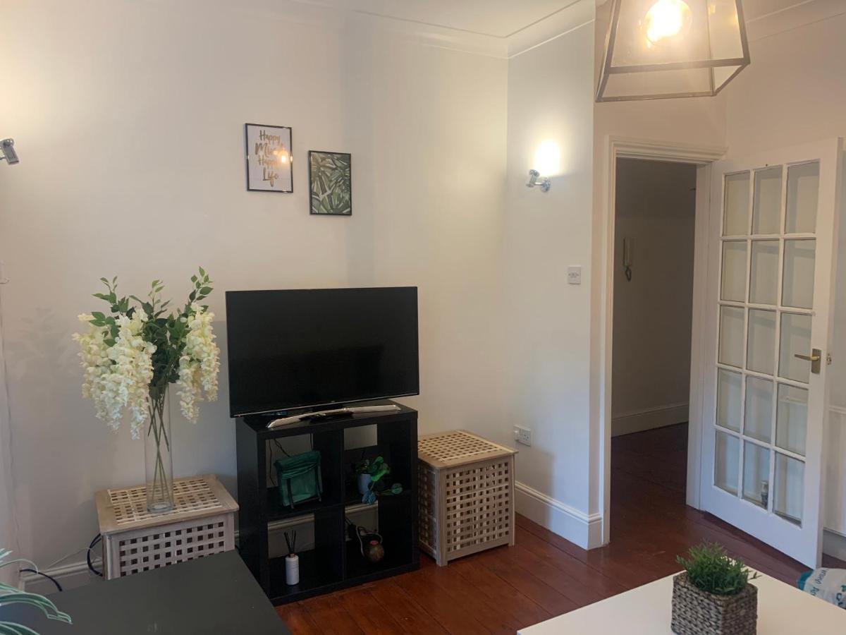 Unique 2 Bedroom Apartment In London/ Excel / Olympic City Close To Central Line Tube Station With Gated Parking Space Eksteriør billede