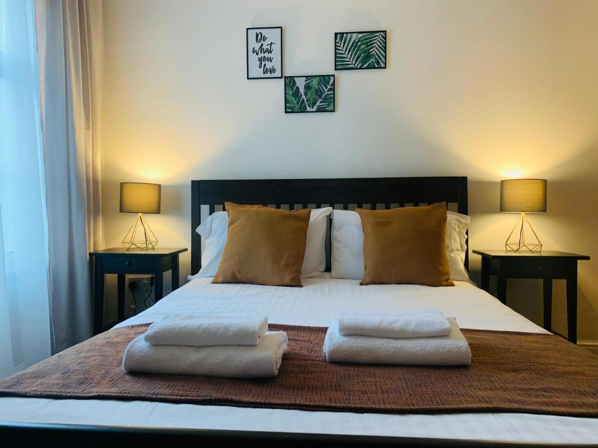 Unique 2 Bedroom Apartment In London/ Excel / Olympic City Close To Central Line Tube Station With Gated Parking Space Eksteriør billede